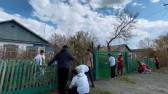 Дворы домов одиноких пенсионеров и ветеранов благоустраивают волонтёры Карагандинской области