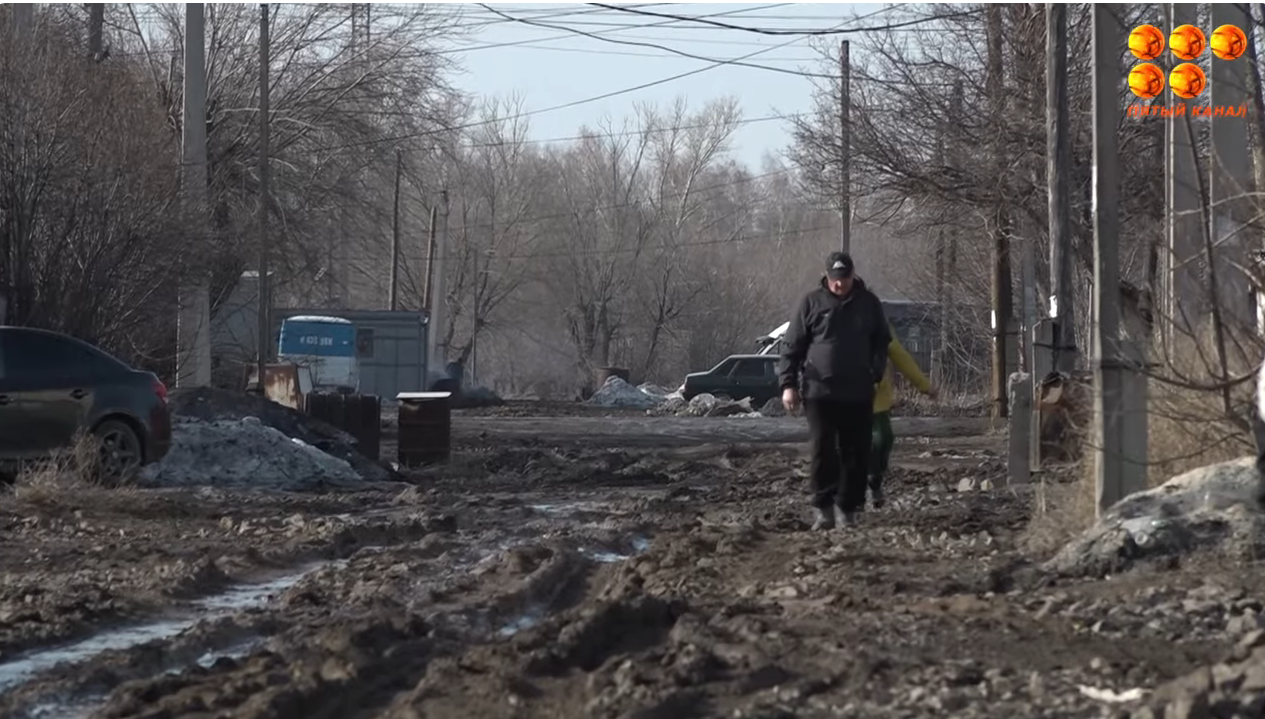 Улица Коммуны в Пришахтинске превратилась в ловушку из грязи