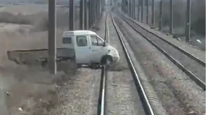 Грузовик пытался переехать ж/д пути в неположенном месте перед электровозом