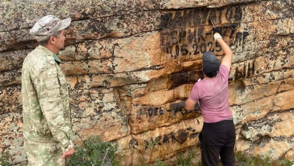 «Здесь были Жанкуатовы». Семья из Караганды заплатит несколько штрафов за вандализм в нацпарке