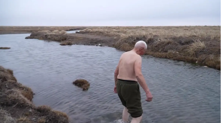 80-летний карагандинец купается в ледяной реке и ходит босиком по снегу ежедневно преодолевая десятки километров по степи