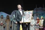 Олег Роенко поздравляет театр