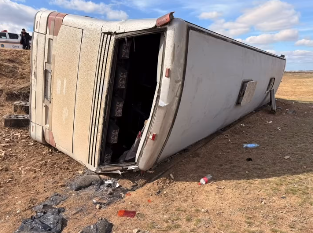 В Карагандинской области перевернулся вахтовый автобус: есть пострадавшие