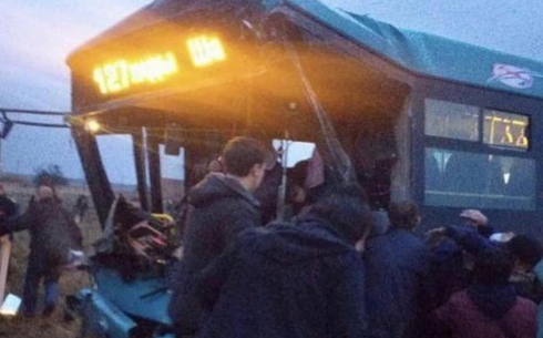 В Караганде пассажирский автобус столкнулся с экскаватором: 21 человек обратился за медицинской помощью