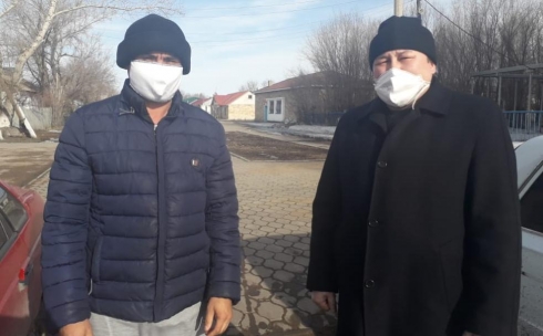 Общественный деятель бесплатно раздает медицинские маски жителям Нуринского района