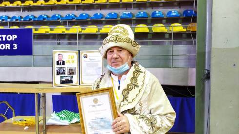 В Караганде с 70-летним юбилеем поздравили заслуженного тренера по боксу Анатолия Дмитриева