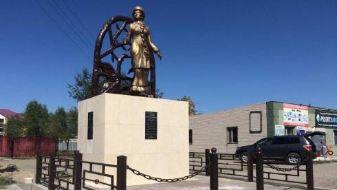 В Жанааркинском районе открыли памятник - символ любви и преданности
