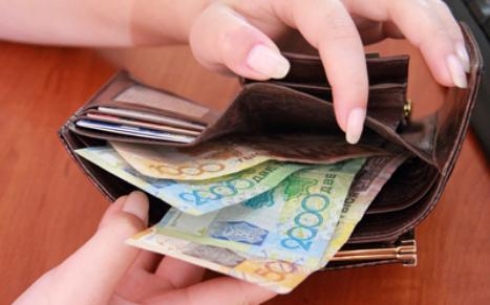 За месяц средняя зарплата казахстанцев снизилась на 2222 тенге