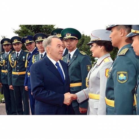 Н. Назарбаев вручил погоны карагандинским полицейским