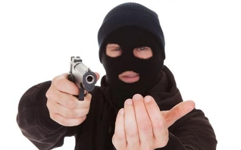 Угрожая игрушечным пистолетом бандит совершил разбойное нападение на ломбард
