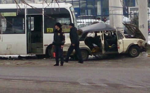 Один человек погиб и трое пострадали в столкновении автомобиля ВАЗ с пассажирским автобусом