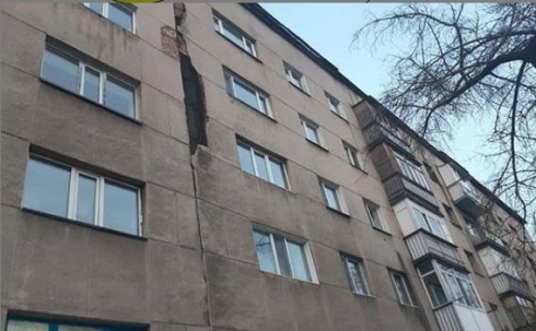 В Караганде разрушается фасад одного из многоэтажных домов