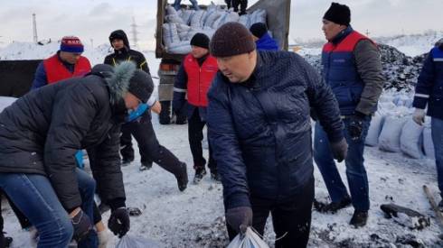 Волонтеры в Карагандинской области раздают малоимущим семьям уголь