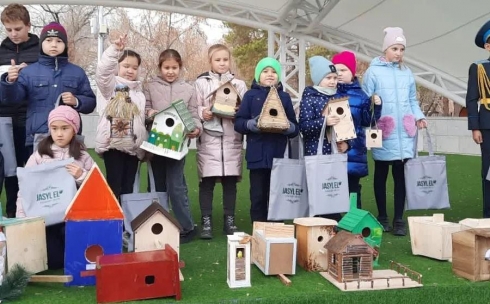 Карагандинские школьники смастерили домики для птиц Центрального парка