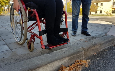 Тротуары Караганды не адаптированы под инвалидов-колясочников