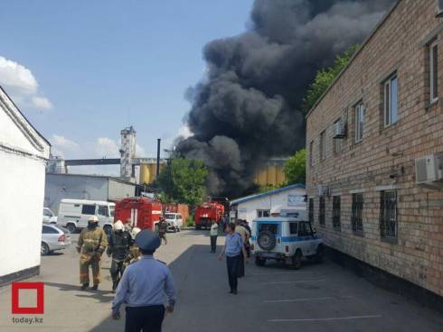 В Караганде, чтобы потушить пожар на складе строительных материалов, пришлось запрашивать подкрепления