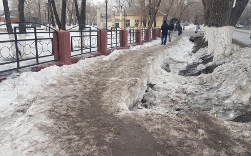 Жители Караганды жалуются на неочищенные от снега тротуары