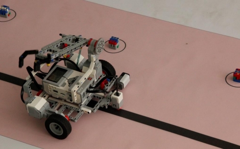 Карагандинское соревнование «Теңге алу» между роботами переняли участники «Roboland» из России