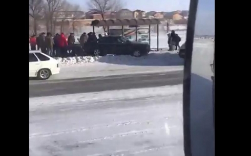 BMW выехал на остановочный павильон и сбил людей в Караганде