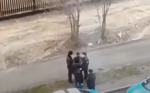 Мужчина получил ножевое ранение на улице в Караганде. Полиция задержала нападавшего