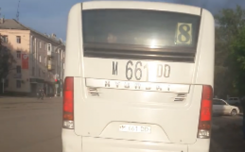 В Темиртау кондуктор не выпускала подростков из автобуса без оплаты