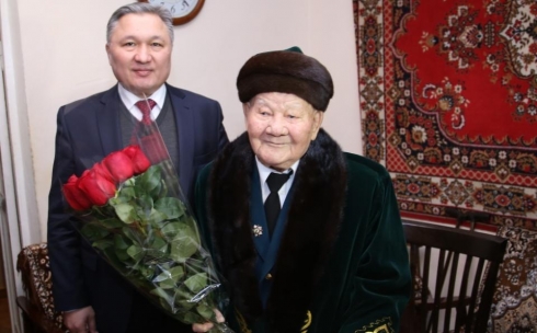 Аким области посетил столетнего юбиляра Сабиргали Кусенова