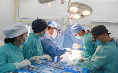 Карагандинские хирурги внедряют новые методы в лечении паховых грыж