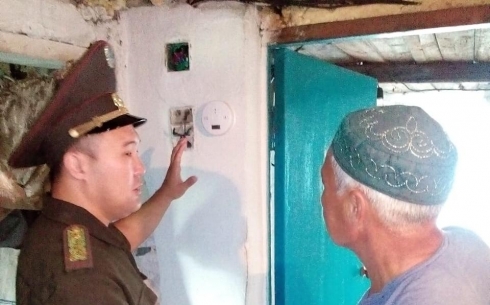 В домах многодетных семей Карагандинской области устанавливаются датчики угарного газа