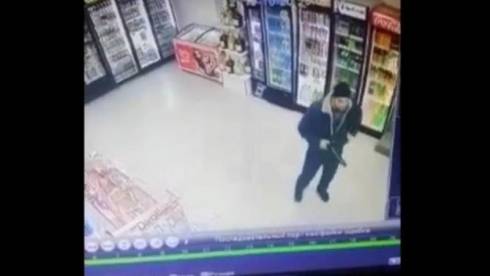 Вооруженное ограбление магазина в Караганде попало на камеру