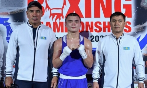 Чемпион Казахстана по боксу с нокдауном на первых секундах не смог выйти в финал ЧА-2023 до 22 лет