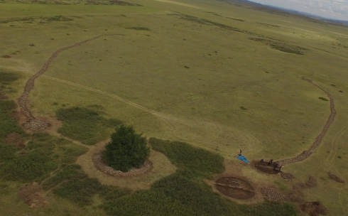 Каменный путь: археологи карагандинского краеведческого музея изучили курган с «усами»
