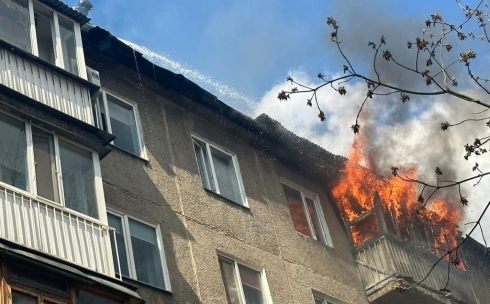 Непотушенная сигарета – возможная причина сгоревшей крыши карагандинской пятиэтажки