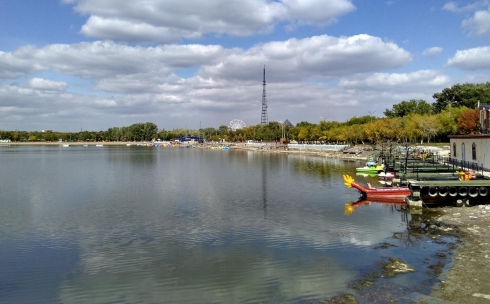 В карагандинском парковом озере водоросли будут удалять с помощью спецтехники