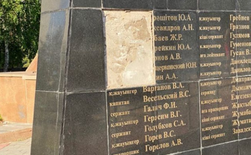 Повреждённую мемориальную стену в парке Победы Караганды восстановят