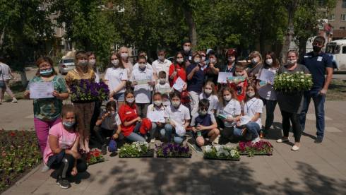 Школьники высадили цветы в клумбы на проспекте Нуркена Абдирова в Караганде