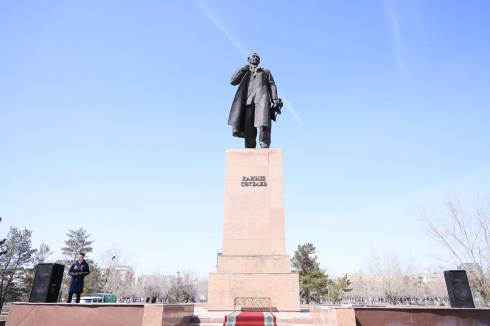 В Караганде возложили цветы к памятнику Каныша Сатпаева