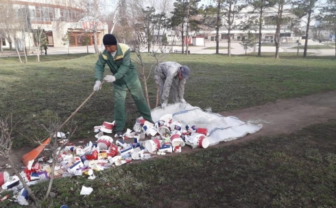 Несанкционированные свалки ликвидируют в Центральном парке Караганды