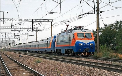 Работникам филиалов казахстанских железных дорог повысят зарплату