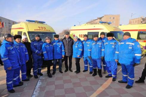Аким области Улытау вручил медикам ключи от новых карет скорой помощи