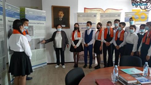Передвижная выставка рассказывает карагандинским школьникам о деятелях «Алаша»