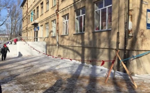 В падении ученика из окна школы в Караганде прокуратура обвинила педагогов