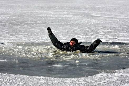 Четверо рыбаков провалились под лед на озере Балхаш
