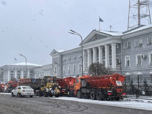 Спецтехника и дорожные рабочие начали чистить улицы Караганды от снега