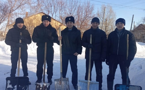 Полицейские Карагандинской области спасли пенсионерку из снежного плена