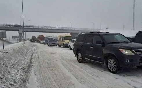 Застрявших на трассе Караганда – Темиртау автомобилистов пропускают под присмотром полиции