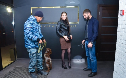 В Караганде посетителей ночного клуба на наркотики проверяла собака