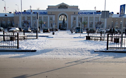 Карагандинцы жалуются на задержку поездов и холод в помещении ЖД вокзала