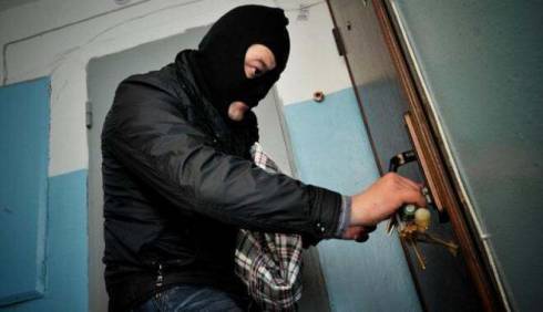 Домушник проник в квартиру с помощью подбора ключей в Сарани