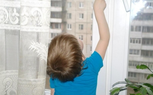 В Темиртау двухлетний ребенок вывалился из окна, облокотившись о москитную сетку
