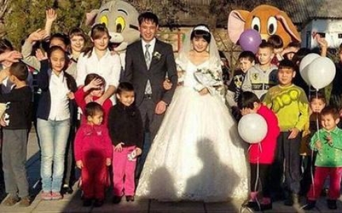 В Шымкенте молодожены вместо пышной свадьбы накормили сирот